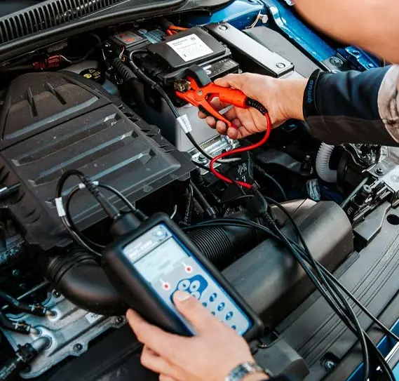 Técnico da Scap Total fazendo diagnóstico eletrônico em veículo na oficina de Santos